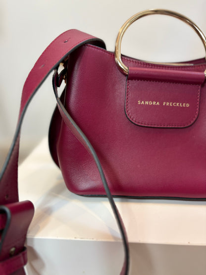 SANDRA FRECKLED. Bolso burdeos bandolera piel