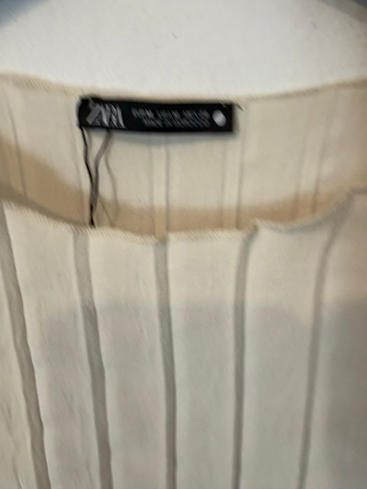 ZARA. Vestido midi plisado en crudo