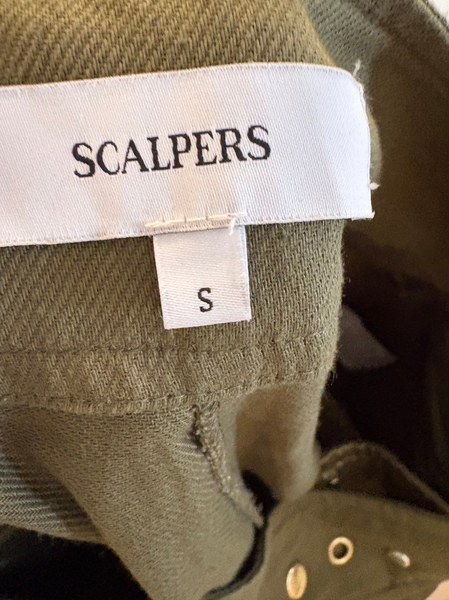 SCALPERS. Conjunto verde tachas. T S