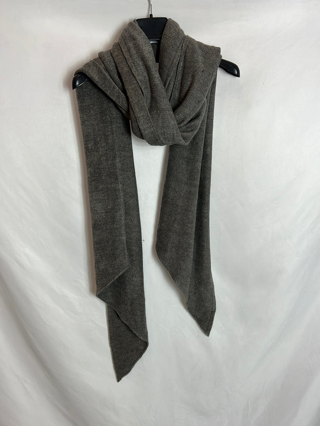 OTRAS. Bufanda gris jaspeada