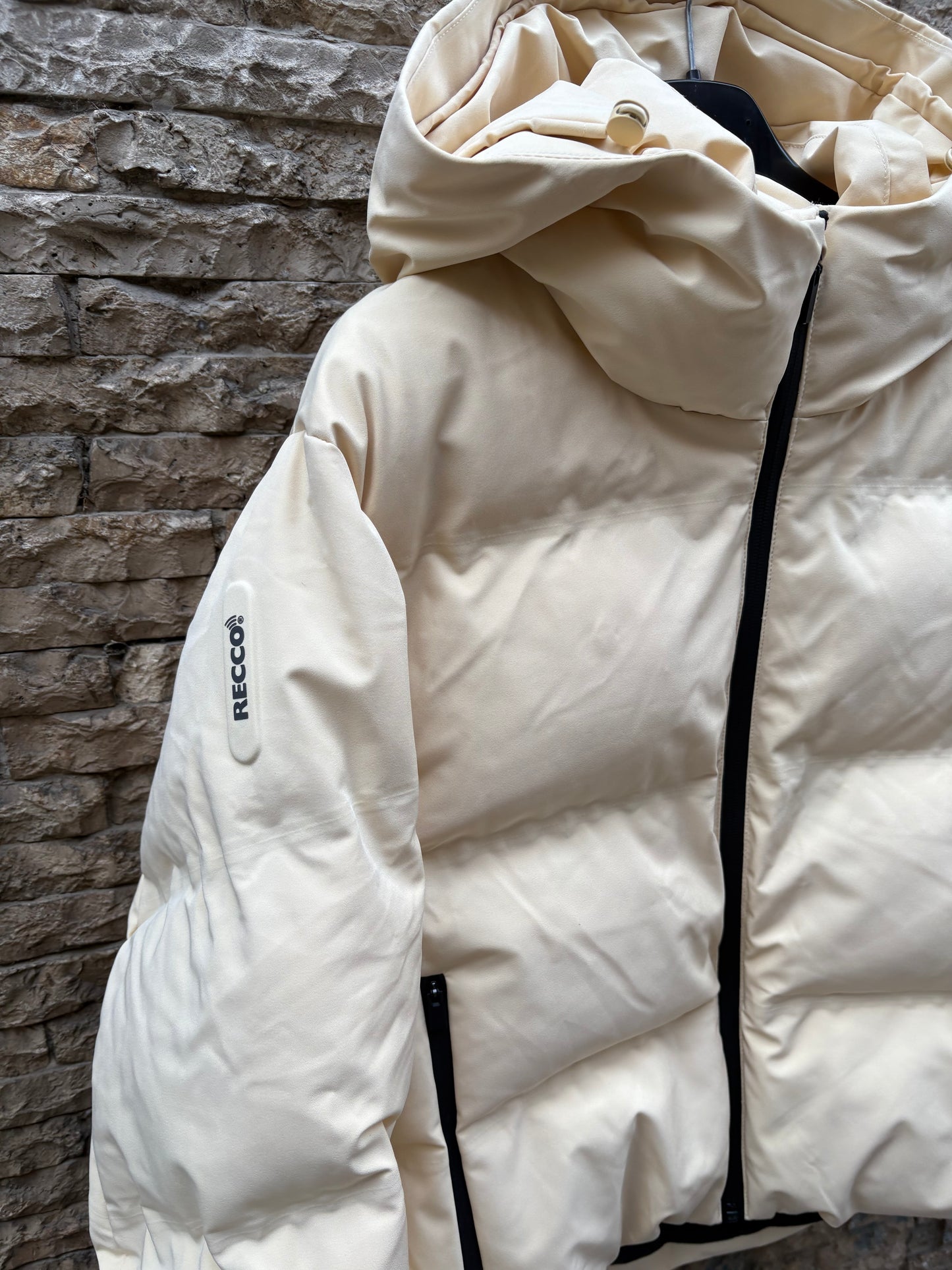 OYSHO. Plumas ski collection crema
