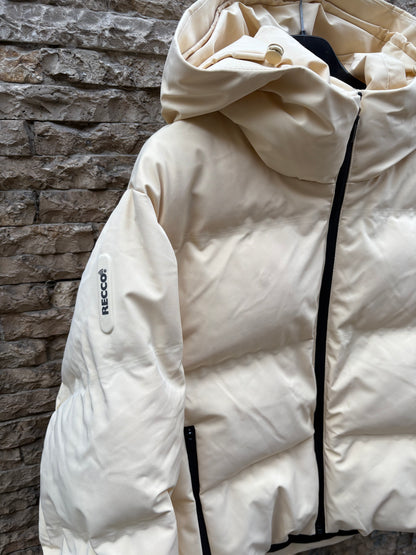 OYSHO. Plumas ski collection crema
