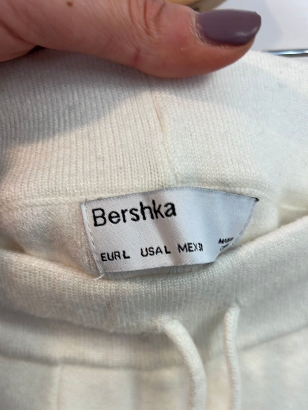 BERSHKA. Pantalón punto blanco T.l
