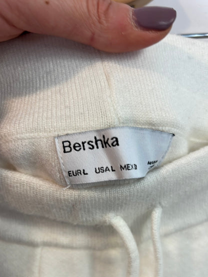 BERSHKA. Pantalón punto blanco T.l