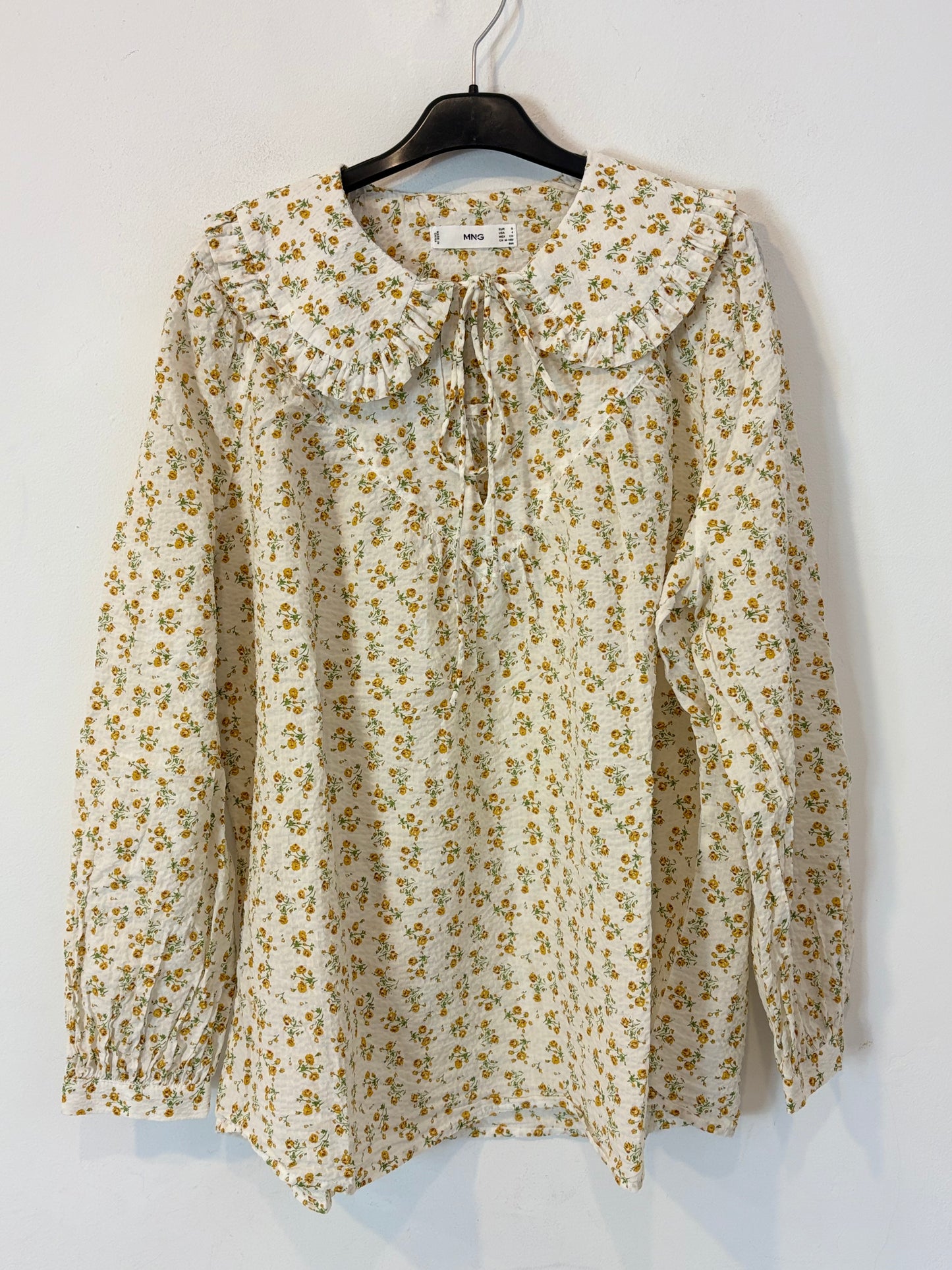 MANGO. Blusa flores mini textura