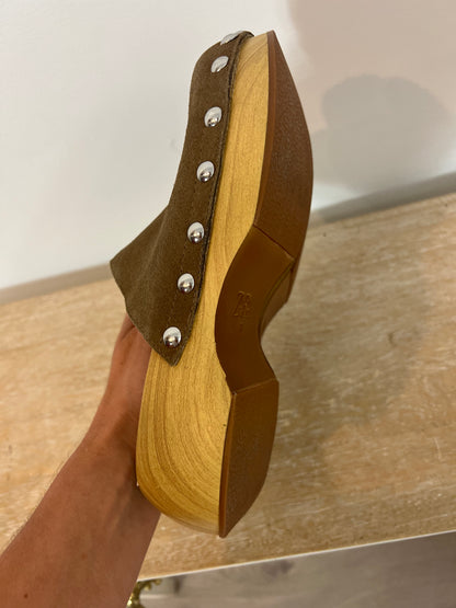 ZARA. Beige leather clogs, size 37