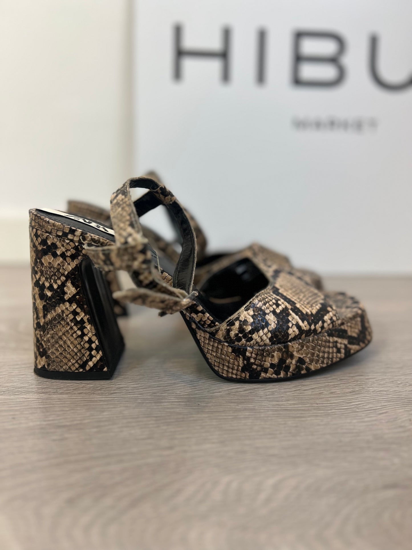 ZARA. Sandalias animal print. T 38