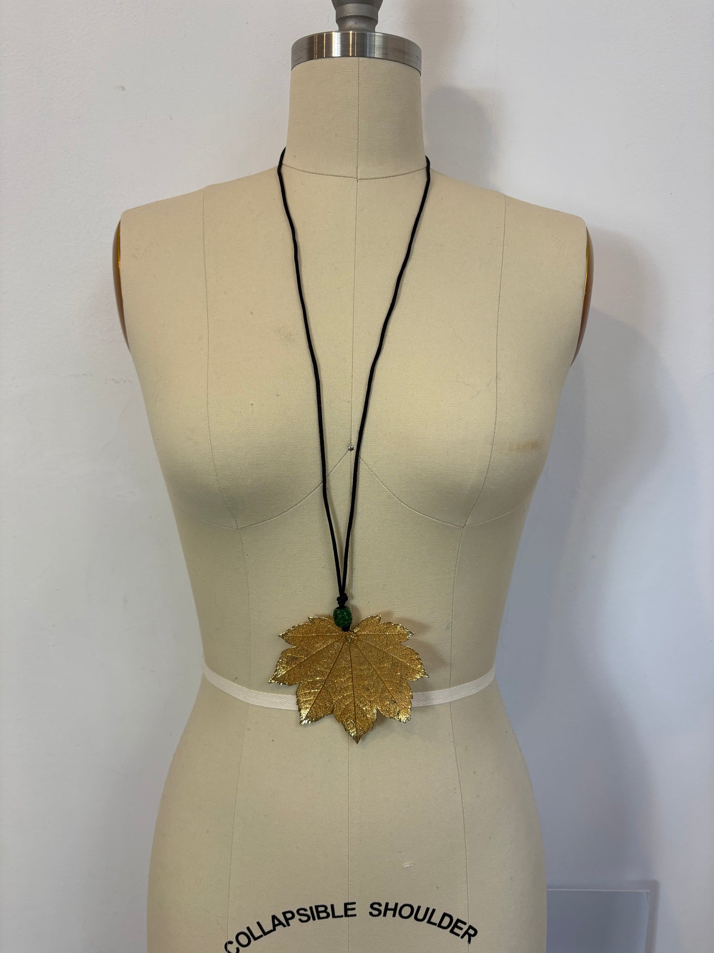 OTRAS. Collar ajustable hoja dorada