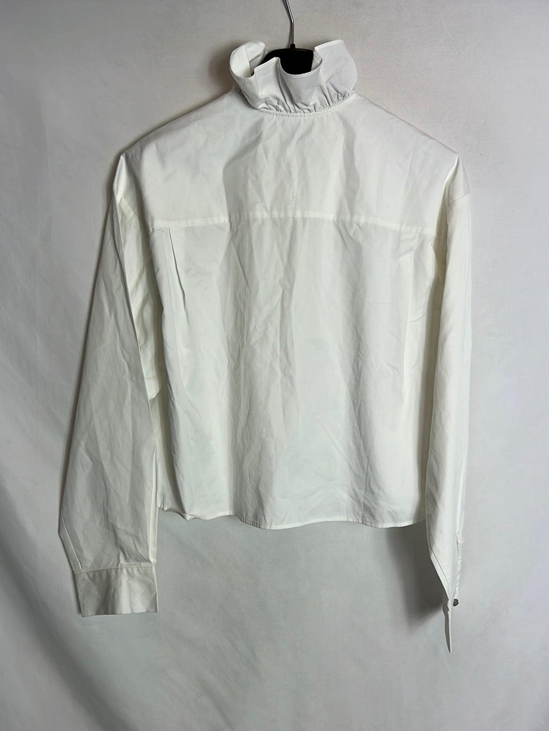 OTRAS. Blusa blanca volante y botones pedrería. T S