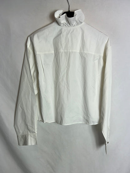 OTRAS. Blusa blanca volante y botones pedrería. T S