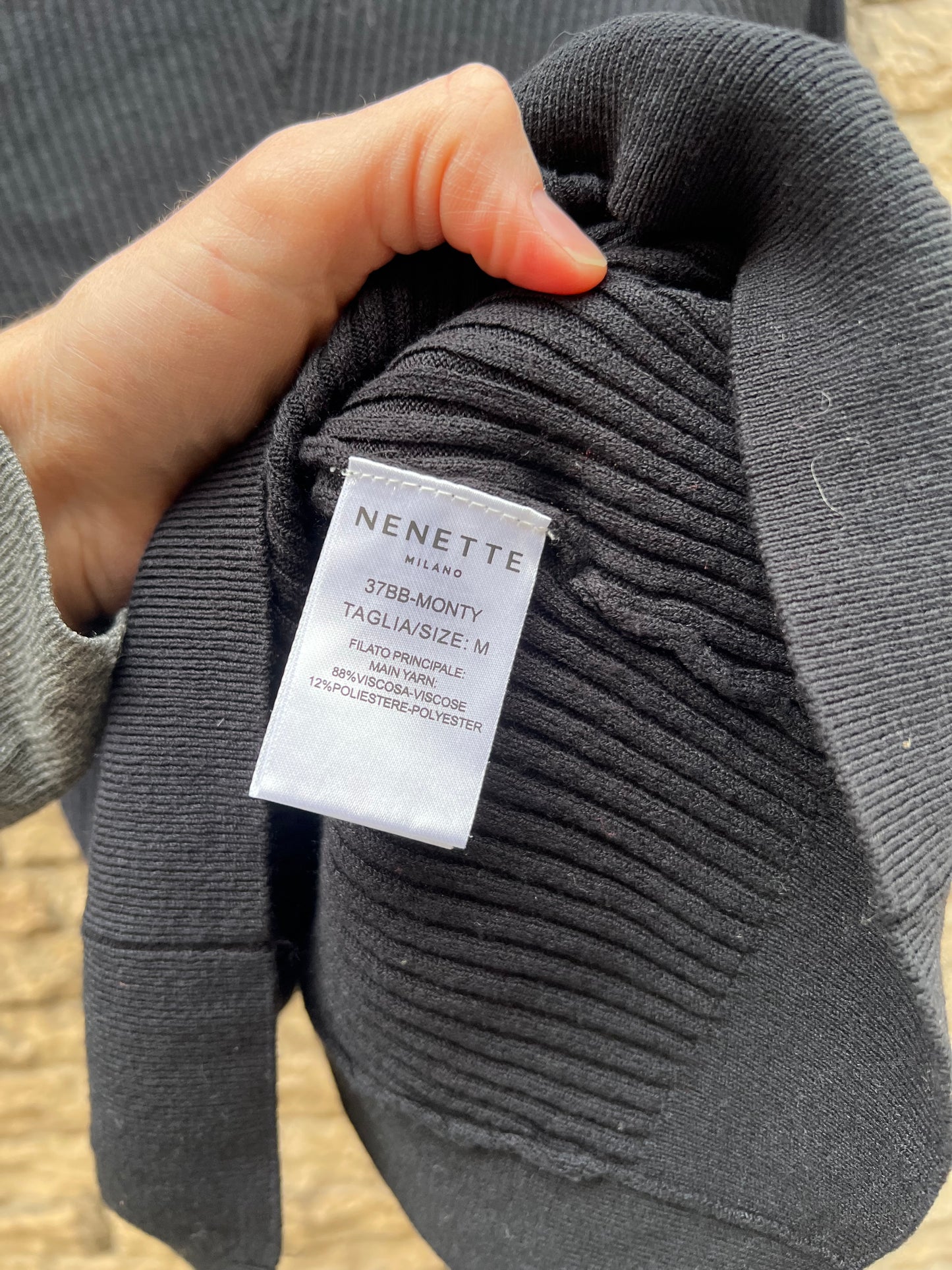 NENETTE. Top negro canalé