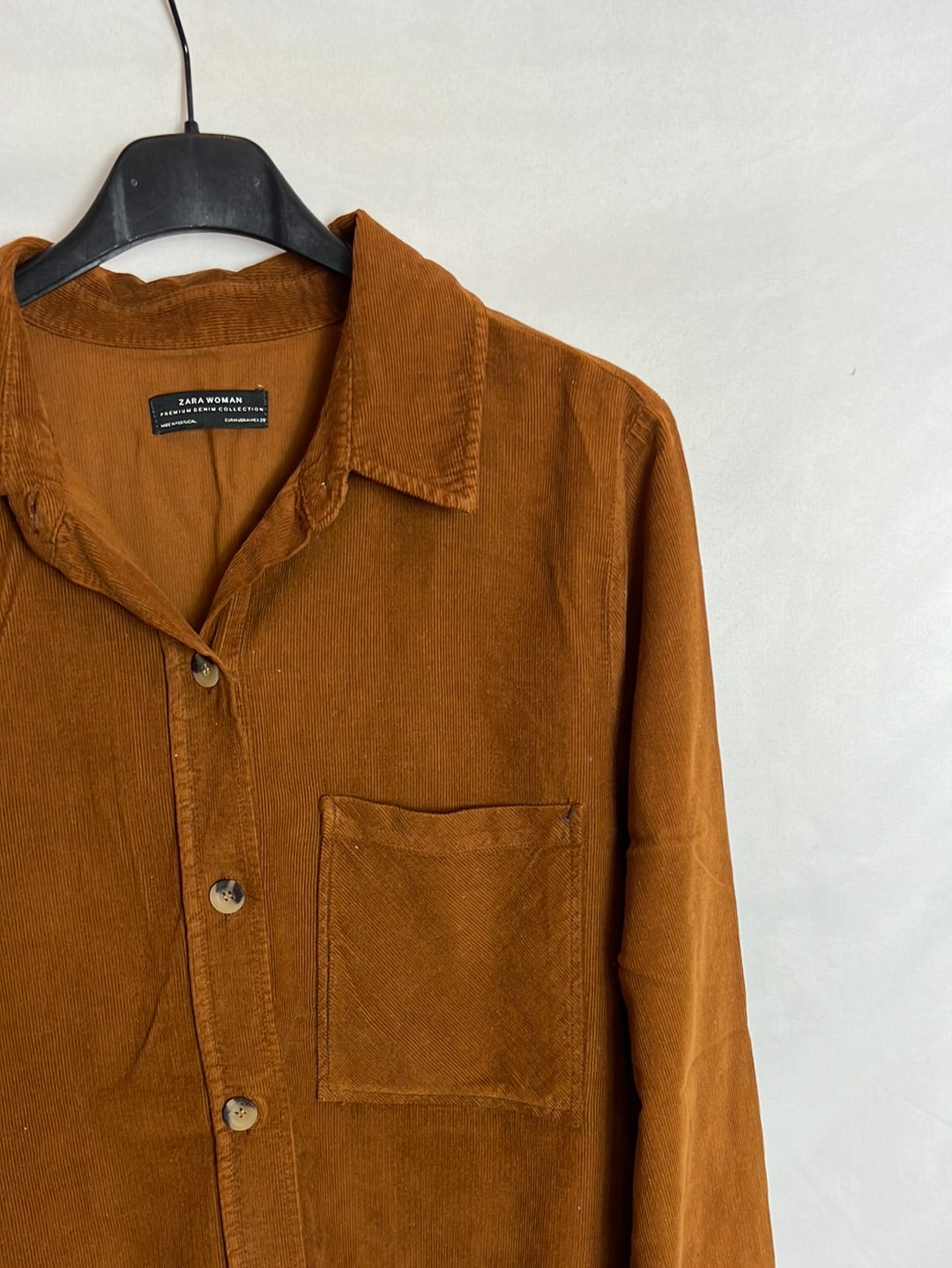 ZARA. Camisa micro pana  marrón bolsillo. T M