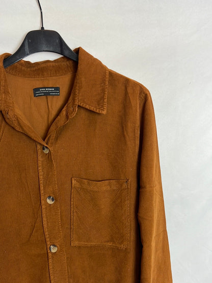 ZARA. Camisa micro pana  marrón bolsillo. T M
