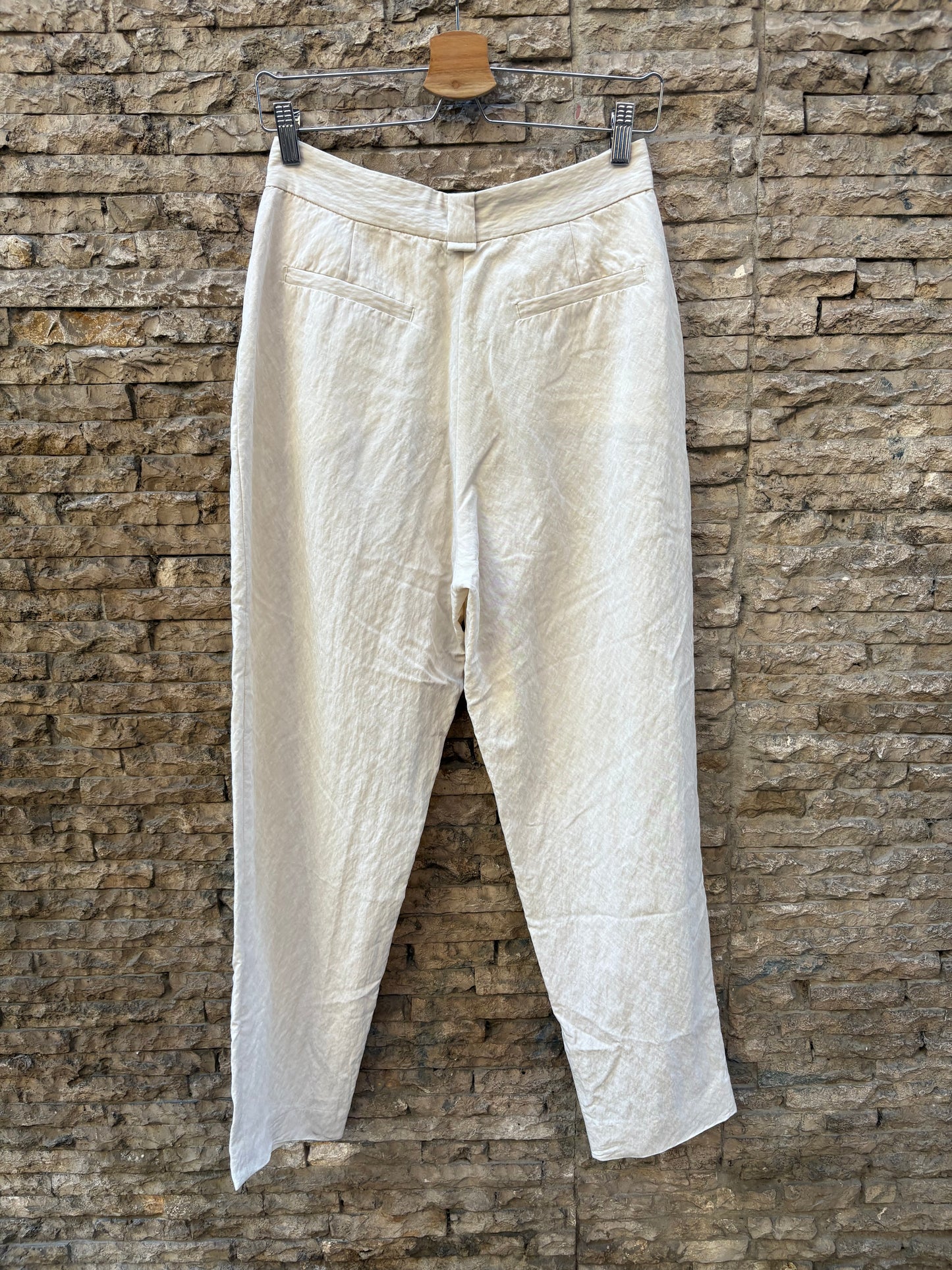 MASSCOB. Pantalón pinzas beige textura