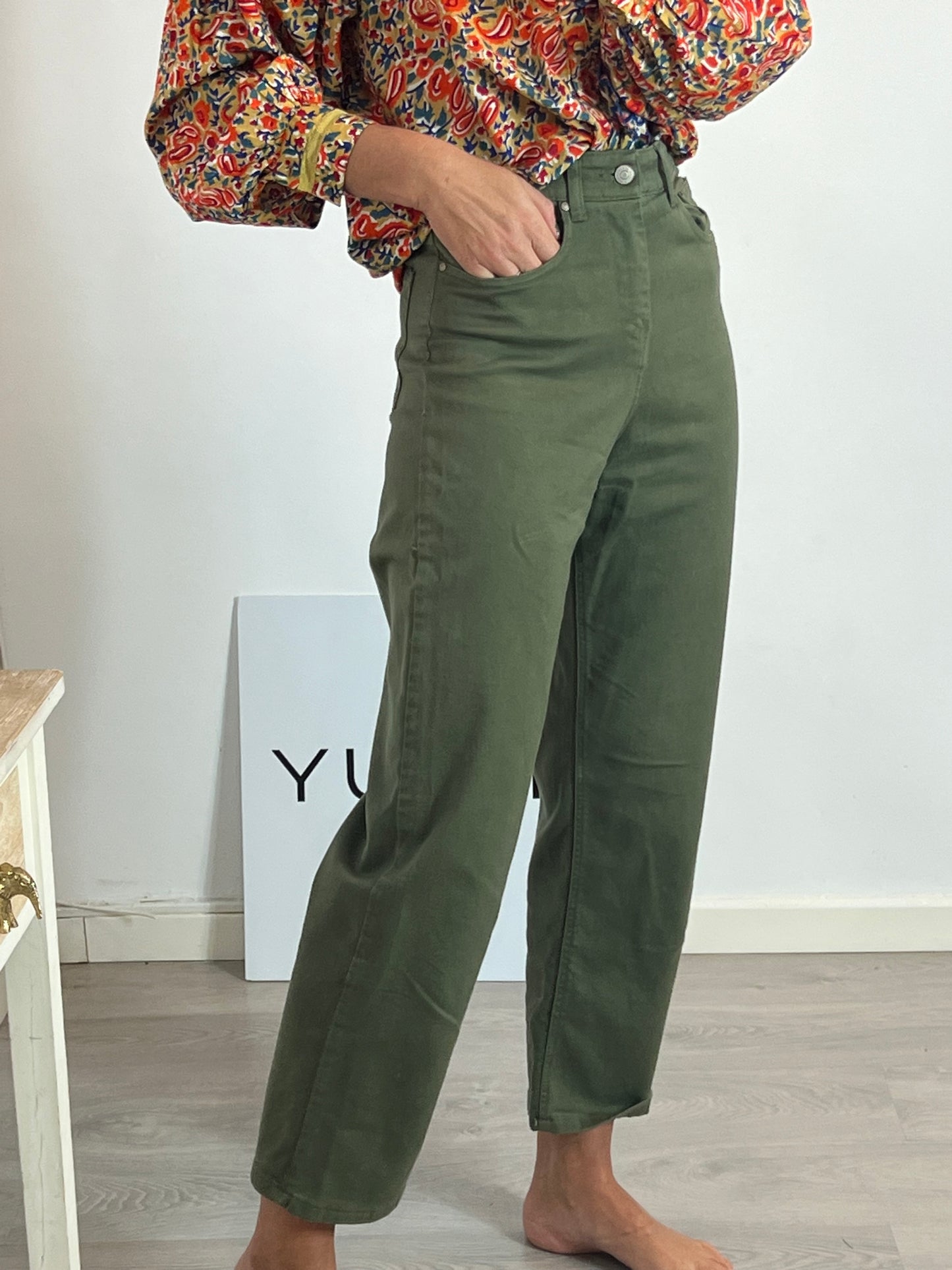 SCALPERS. Pantalón verde denim. T 38