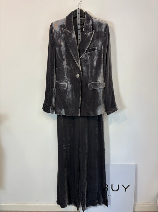 MANGO. Traje de chaqueta terciopelo gris