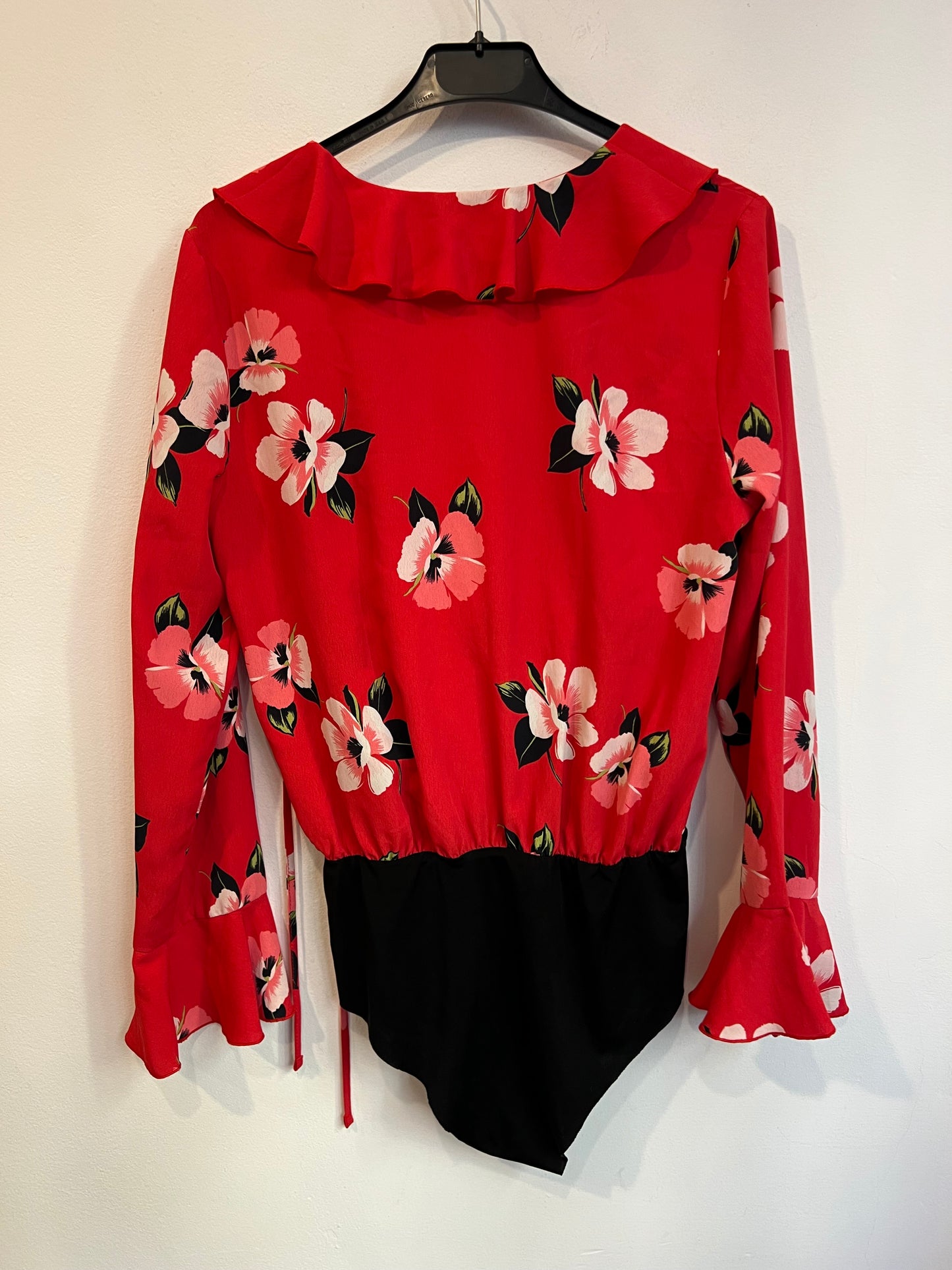 ZARA. Body rojo flores y volantes. T S