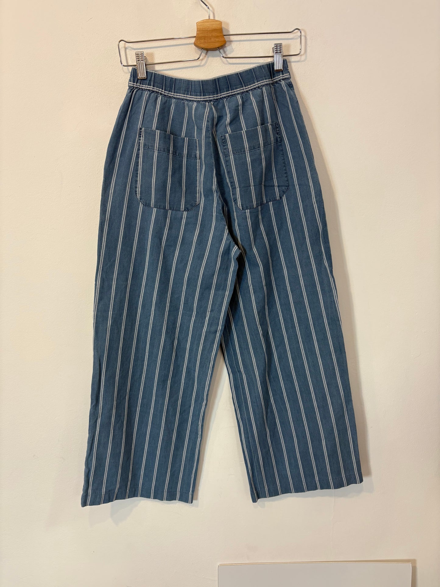 DES PETITS HAUTS. Conjunto denim ligero rayas
