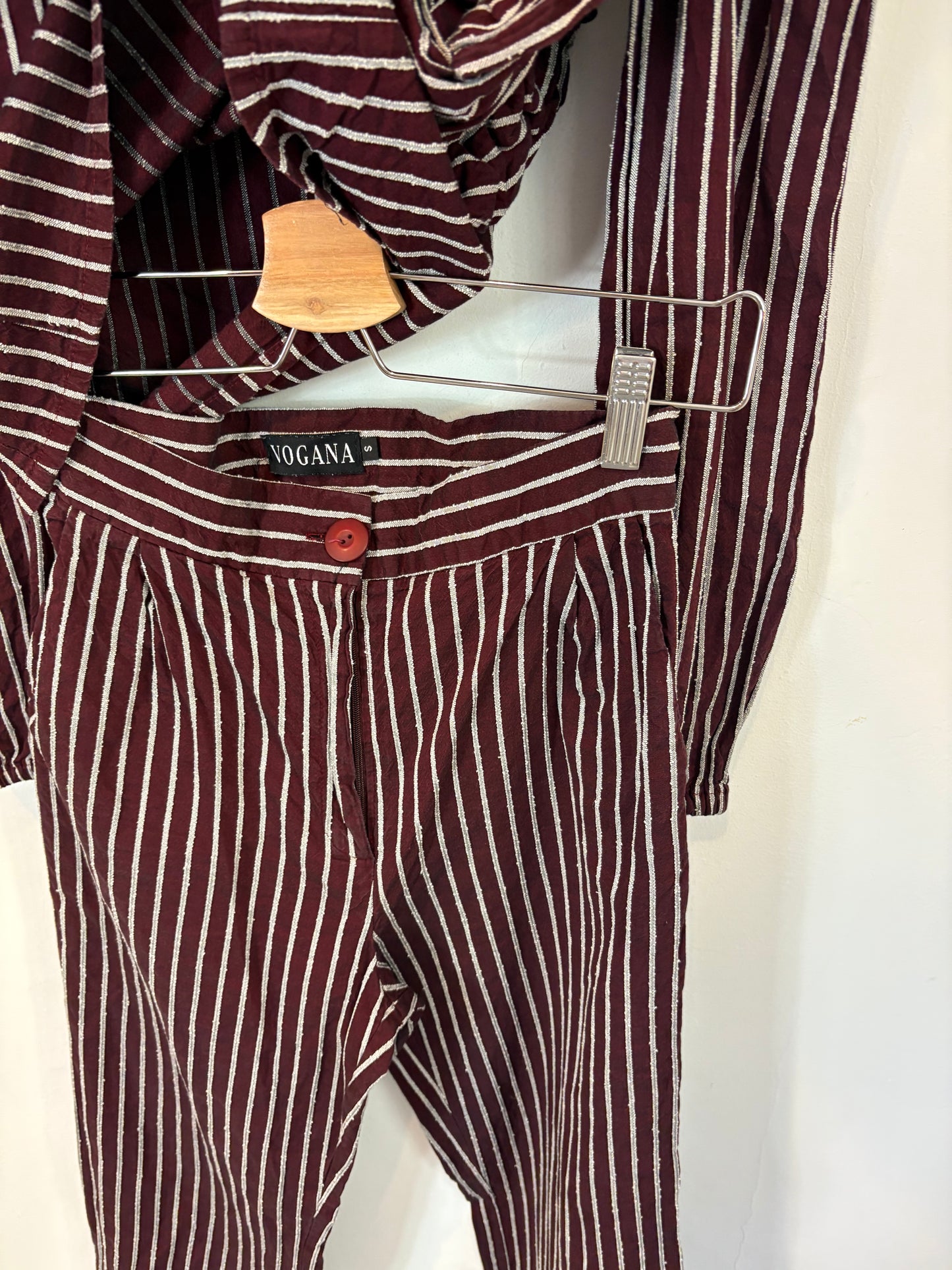 VOGANA. Conjunto top y pantalón textura volante