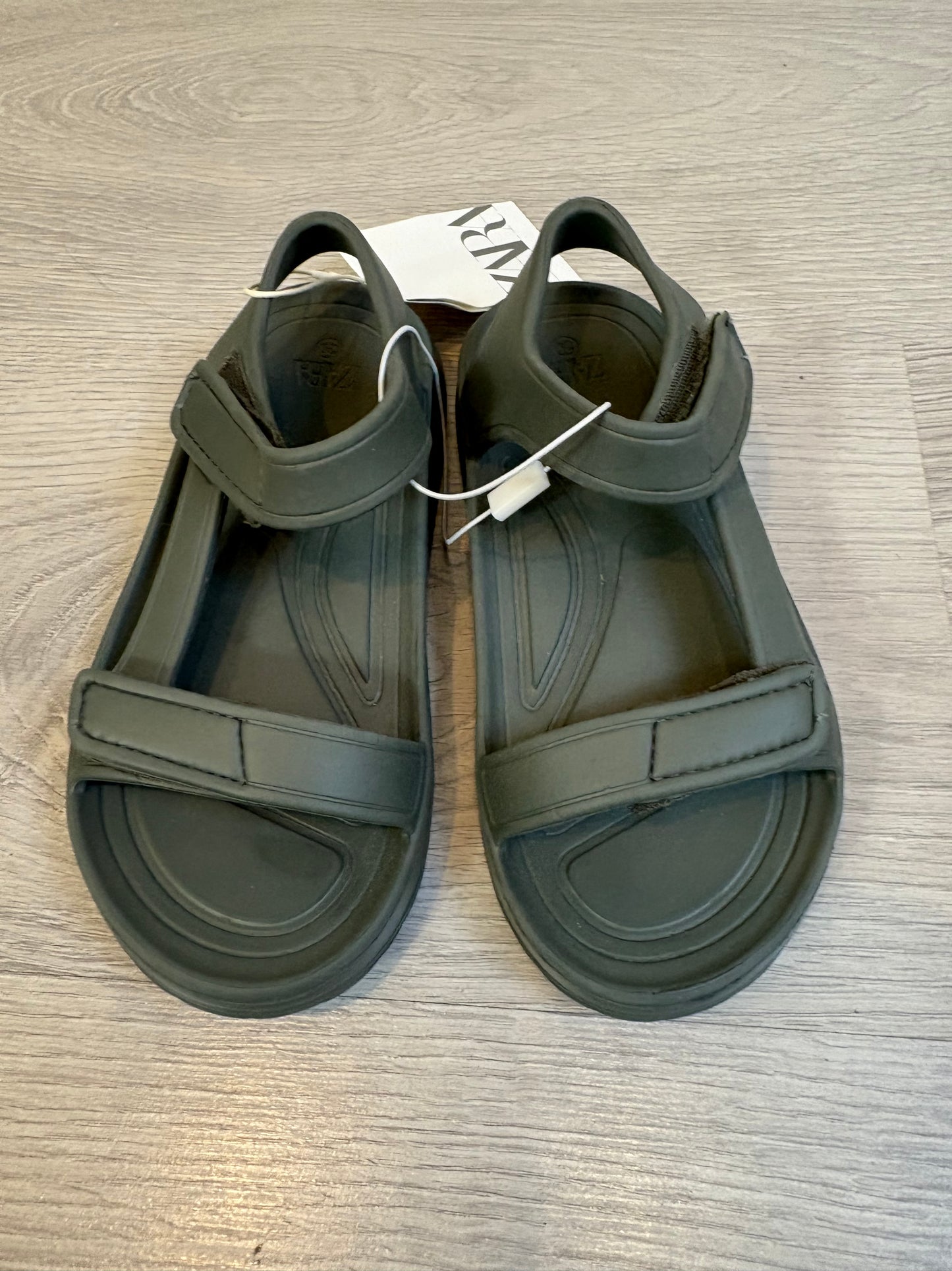 ZARA. Zapatillas goma y velcro. T 29