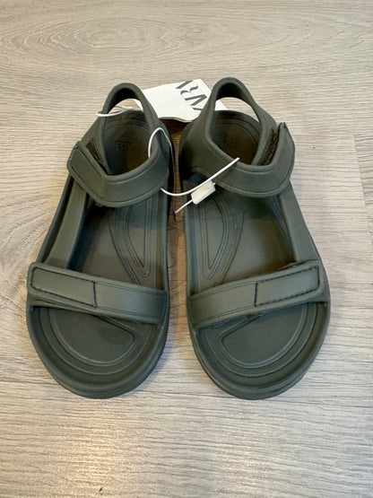 ZARA. Zapatillas goma y velcro. T 29