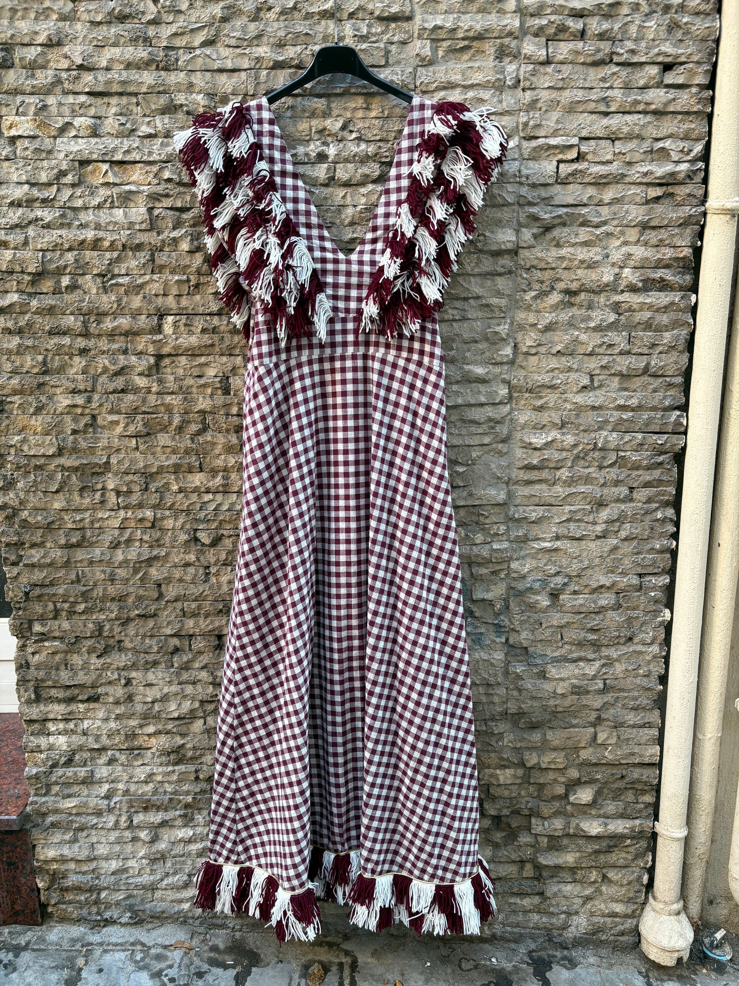 IQ COLLECTION. Vestido largo vichy flecos