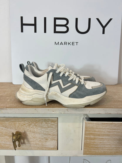 MIM. Zapatillas textura azul claro. T 40