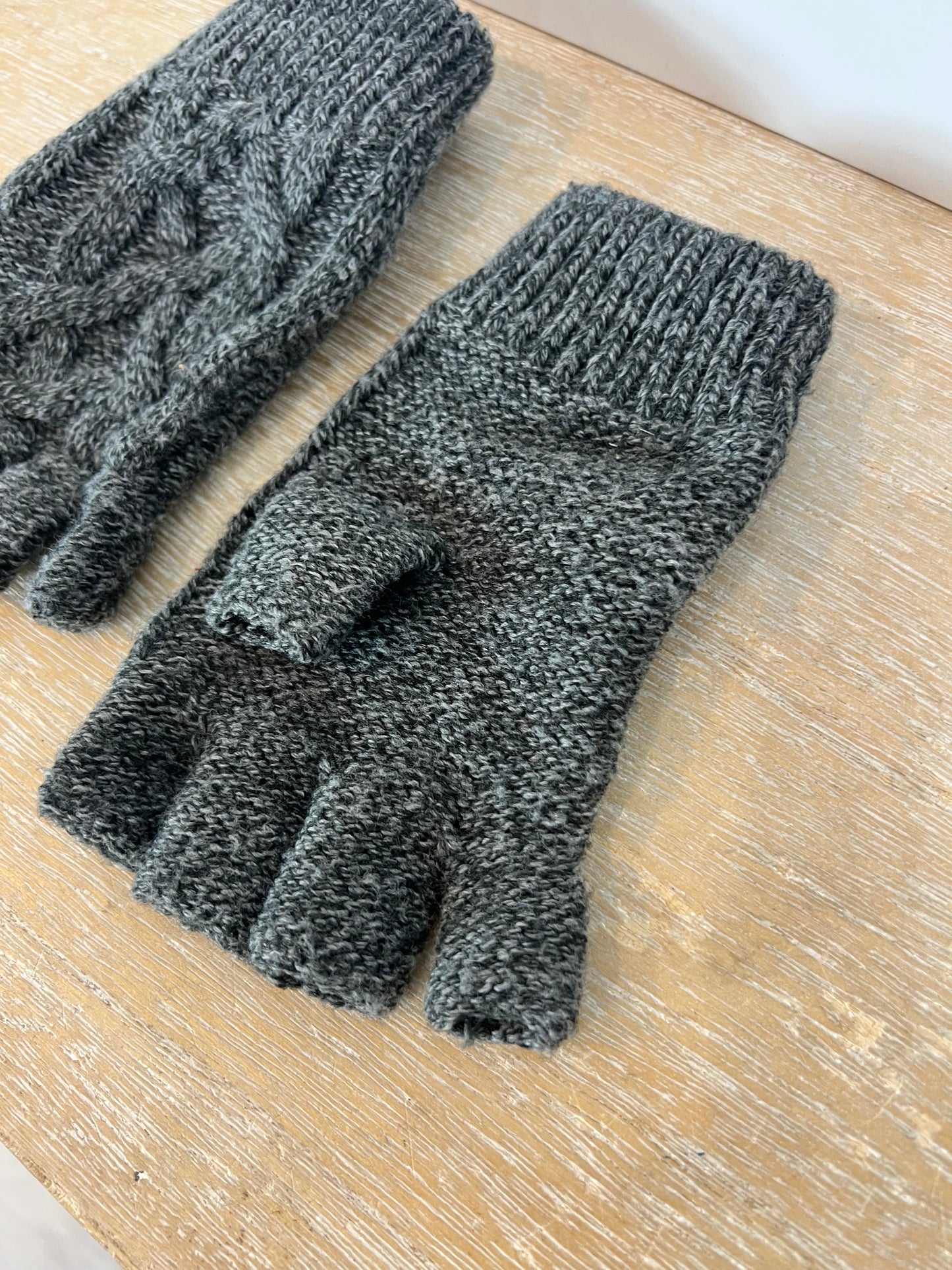 OTRAS. Guantes grises