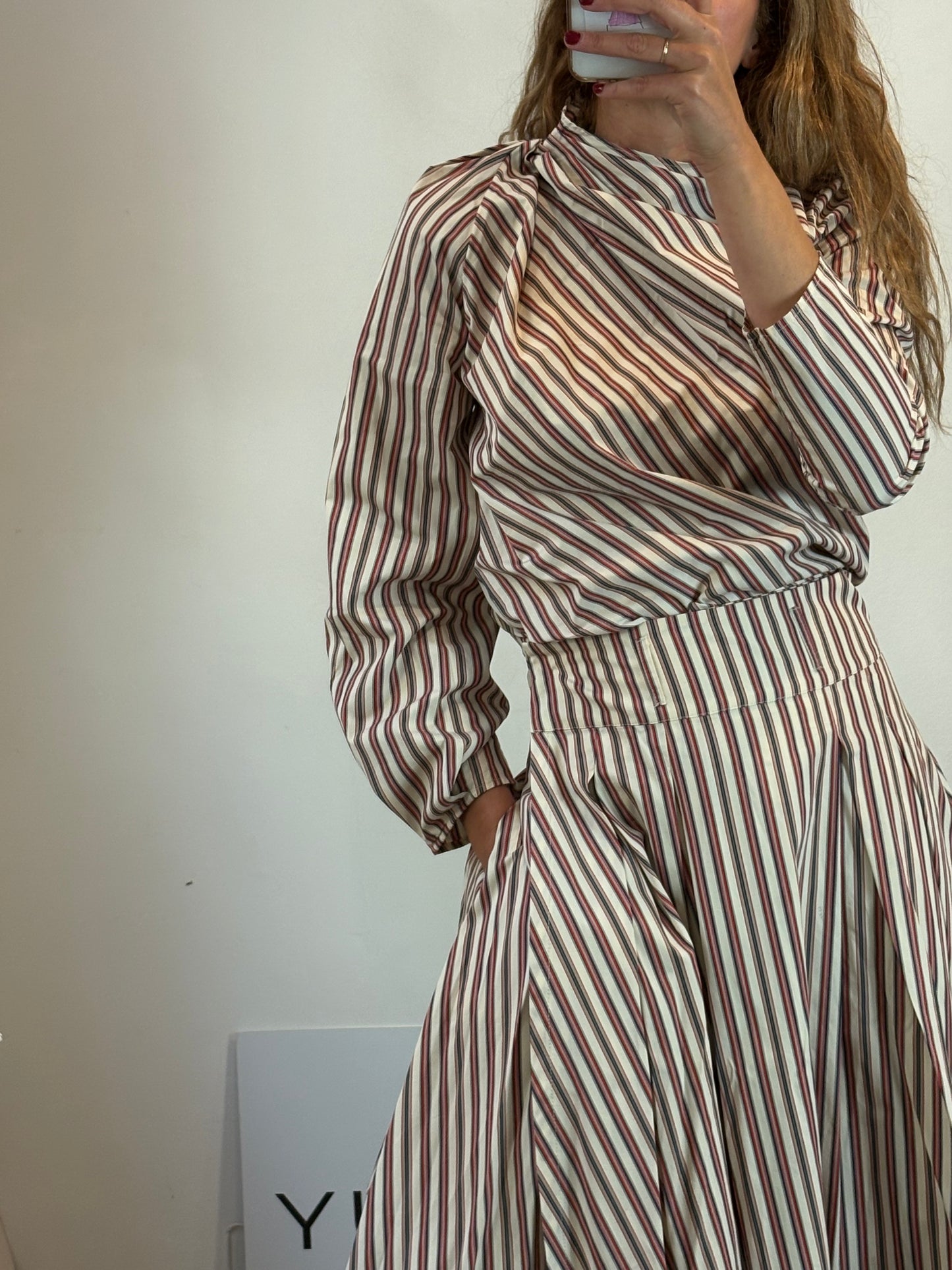 THE LABEL EDITION. Total look falda y blusa rayas asimetrias