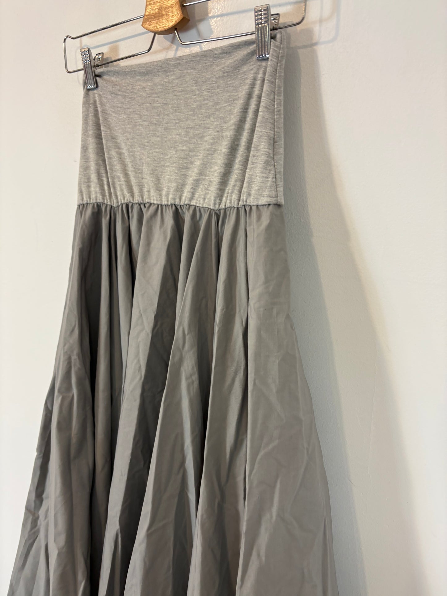 GIMAGUAS. Vestido/falda gris vuelo  Tu(s)