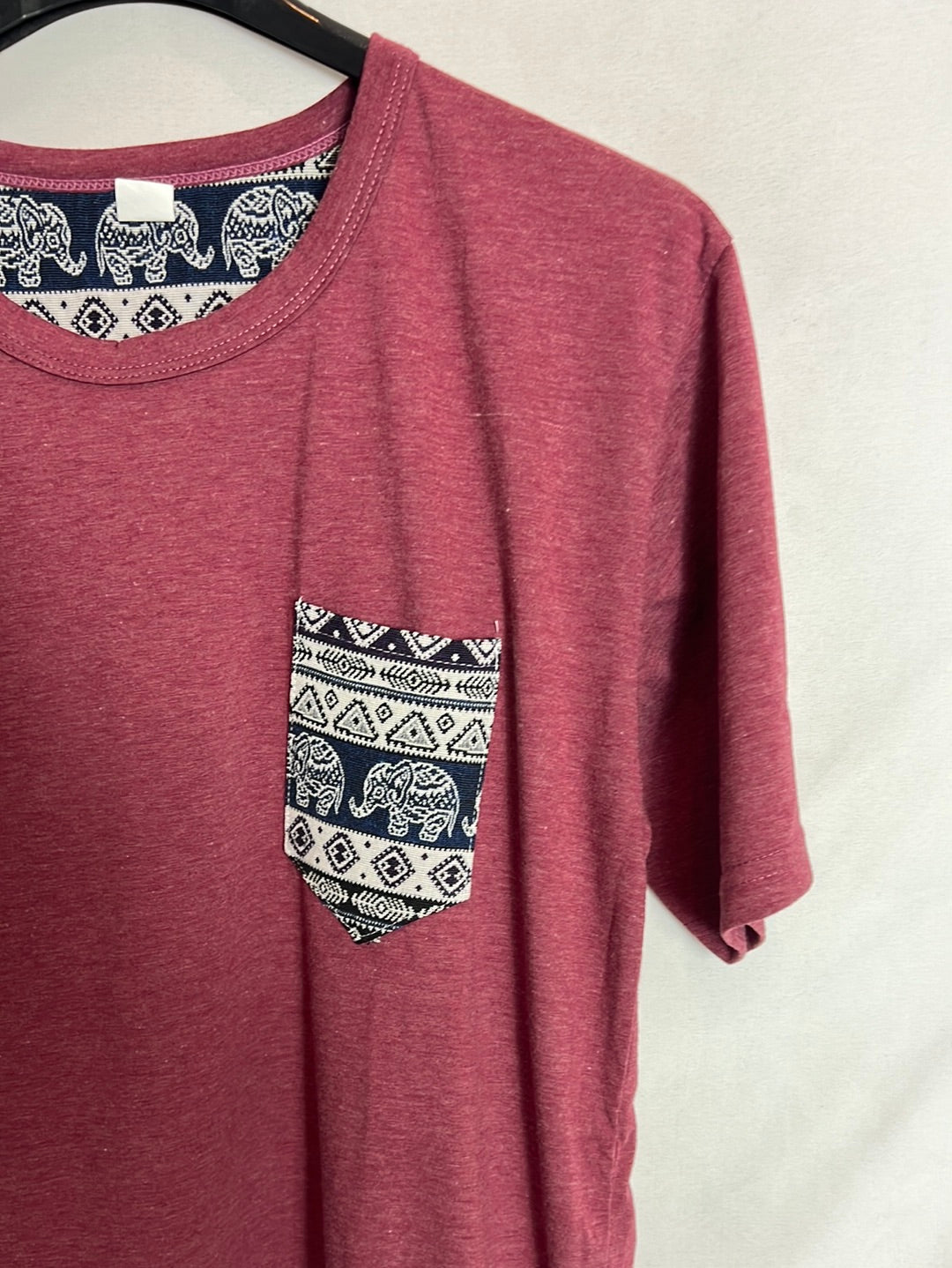 OTRAS. Camiseta burdeos jaspeada bolsillo. T M