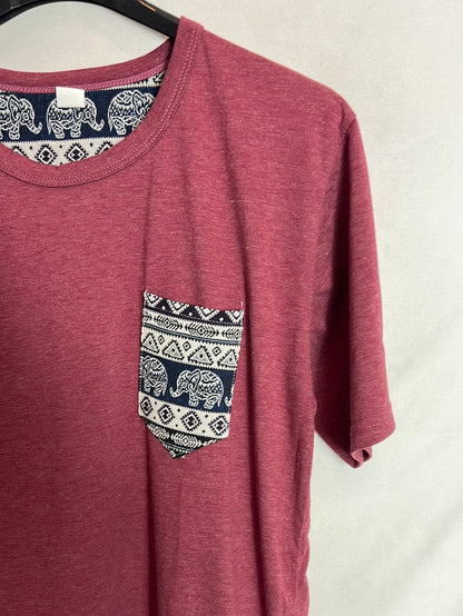 OTRAS. Camiseta burdeos jaspeada bolsillo. T M