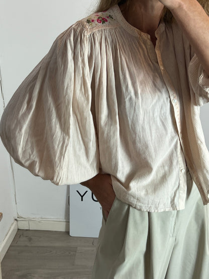 LOUISE MISHA. Blusa beige rayas y bordados T.34