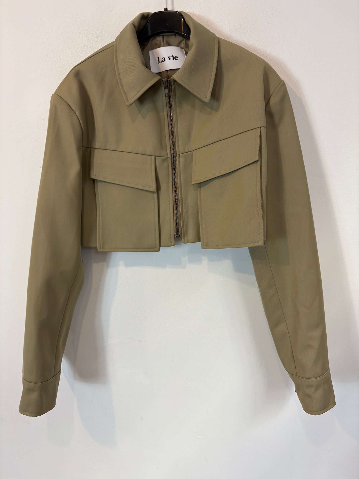LA VIE. Chaqueta verde cropped bolsillos