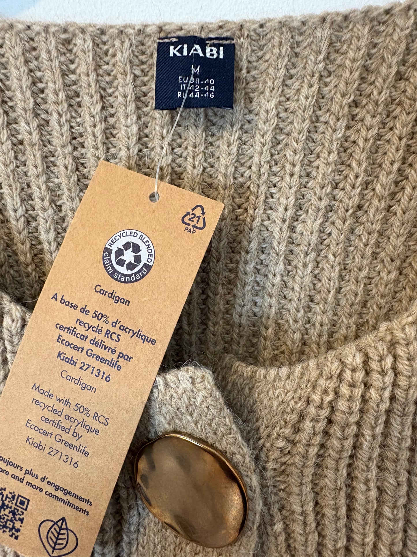 KIABI. Chaqueta punto botones dorados