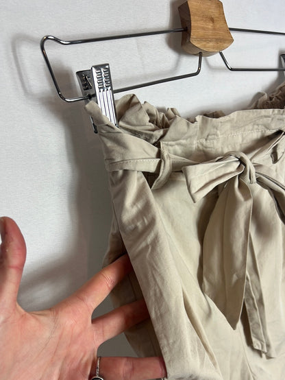 ZARA. Bermudas beige lazada. T S