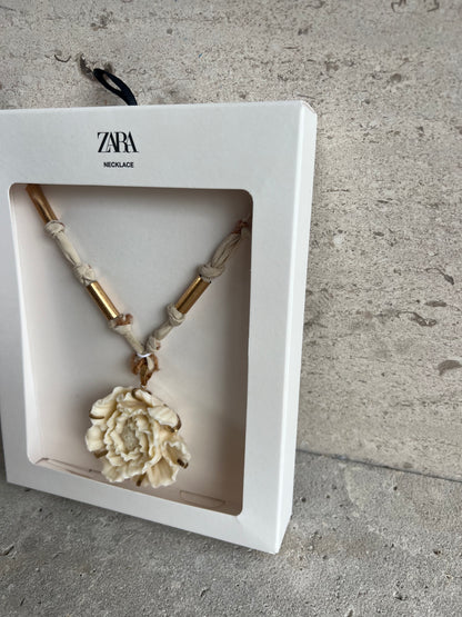ZARA. Collar flor textura. T M