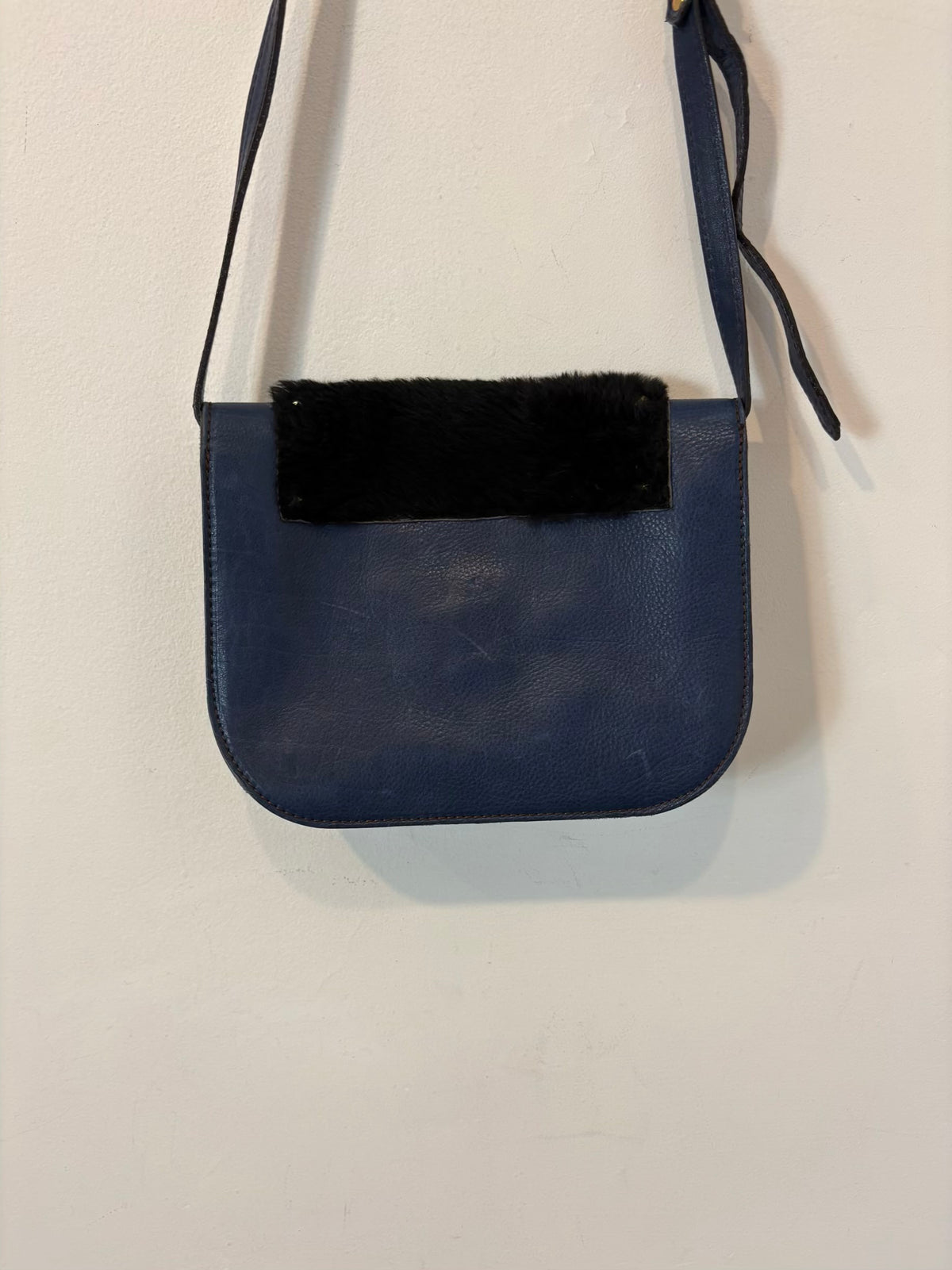 MERCULES. Bolso piel azul asa larga