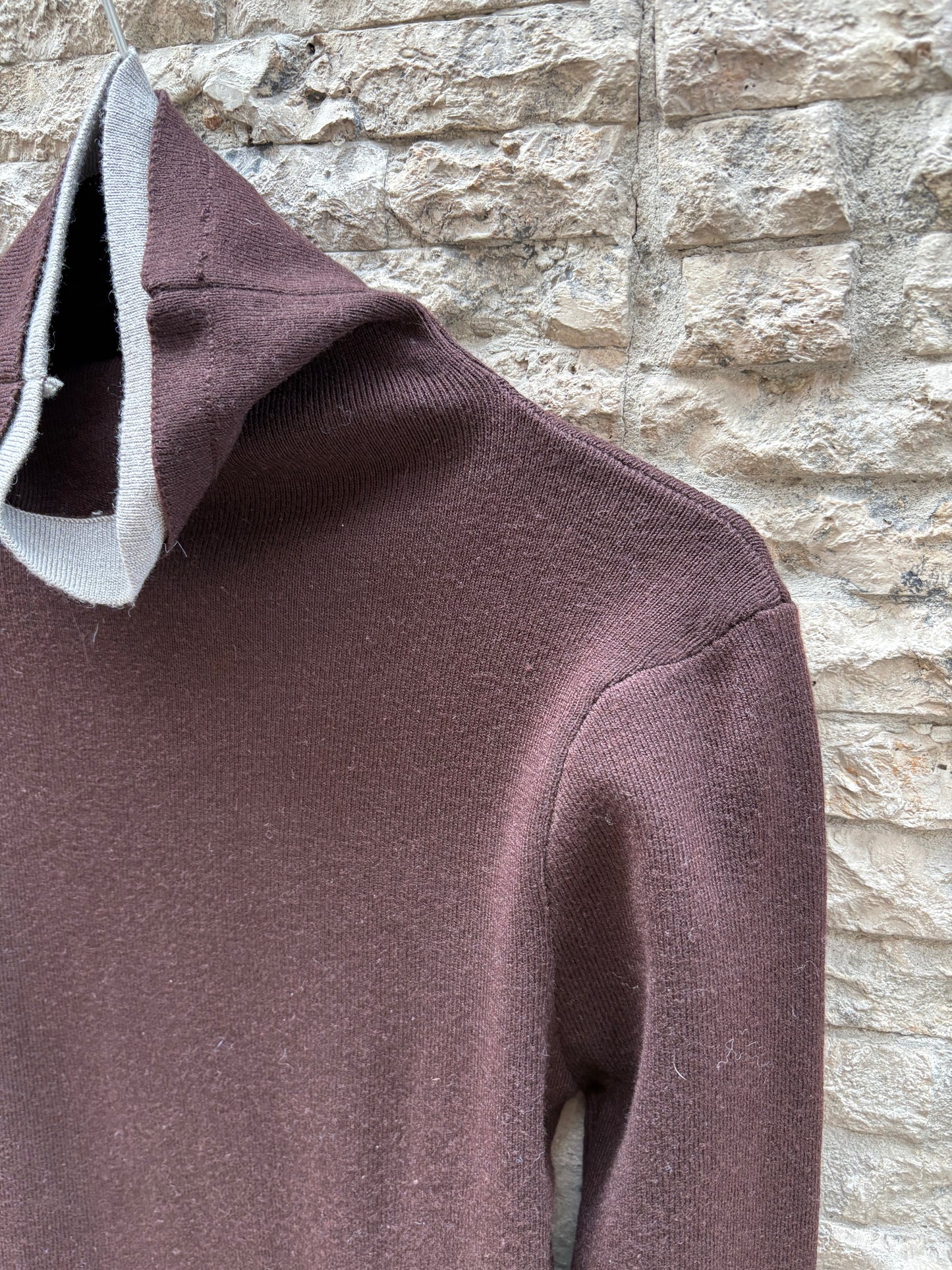 VRG GRL. Jersey marrón cuello alto con lana