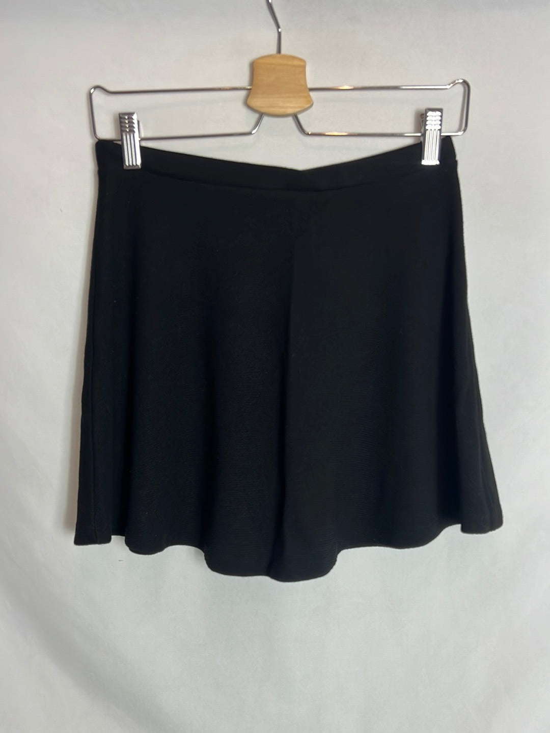 Falda corta negra textura vuelo TS – Hibuy market - Main Image