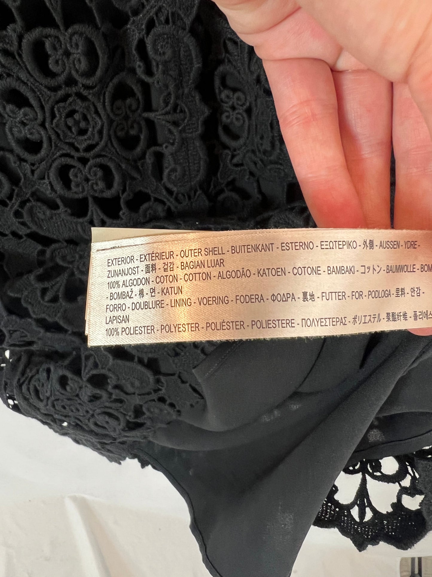 MASSIMO DUTTI. Vestido negro corto troquelado. T XS