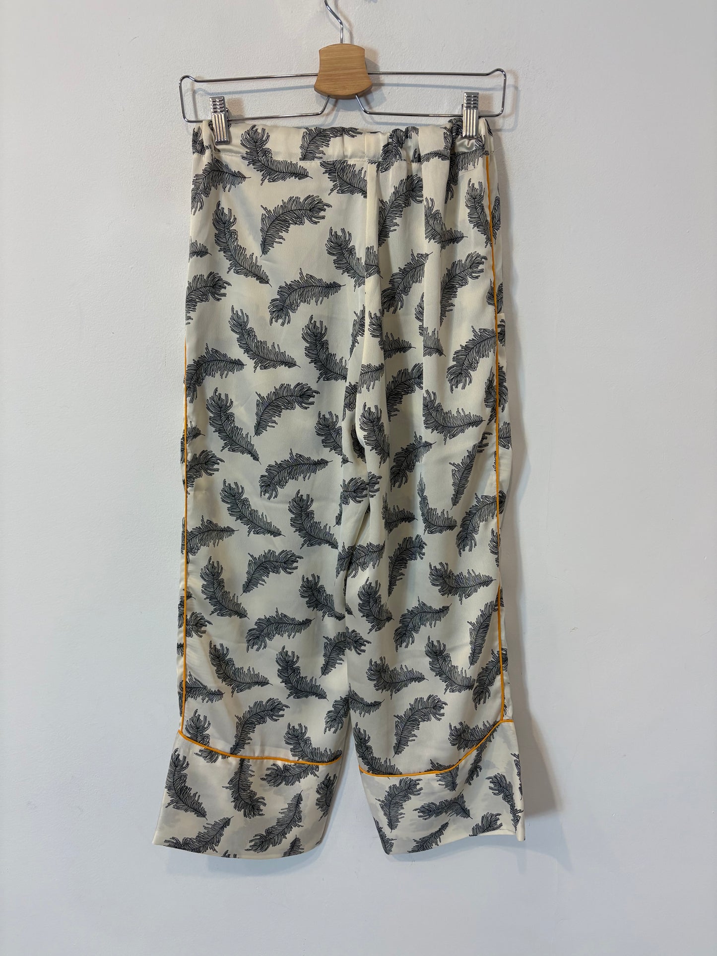 ERRE. Total look fluido estampado hojas