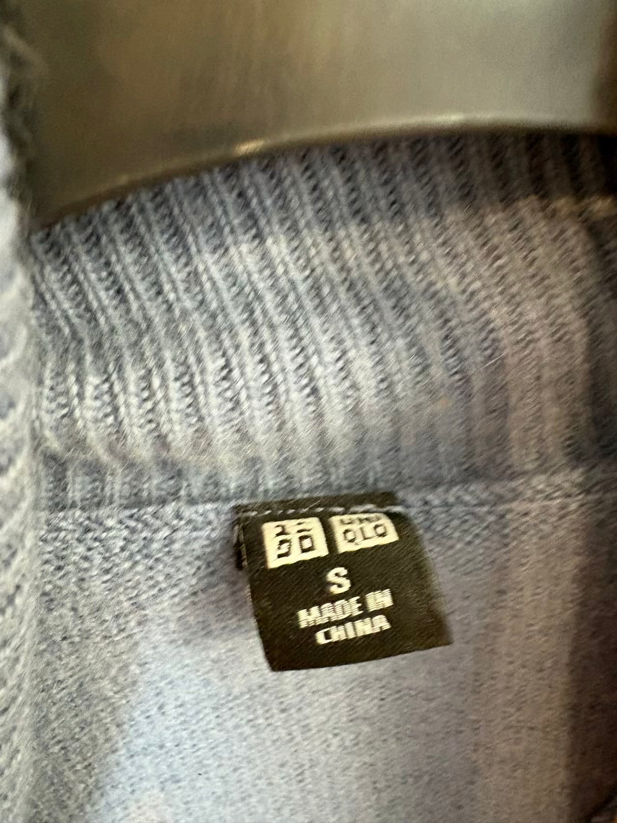 UNIQLO. Jersey cashmere azul cuello alto