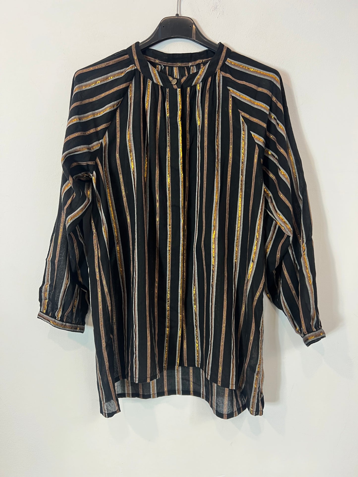 MAISON HOTEL. Black striped blouse Tu(S)