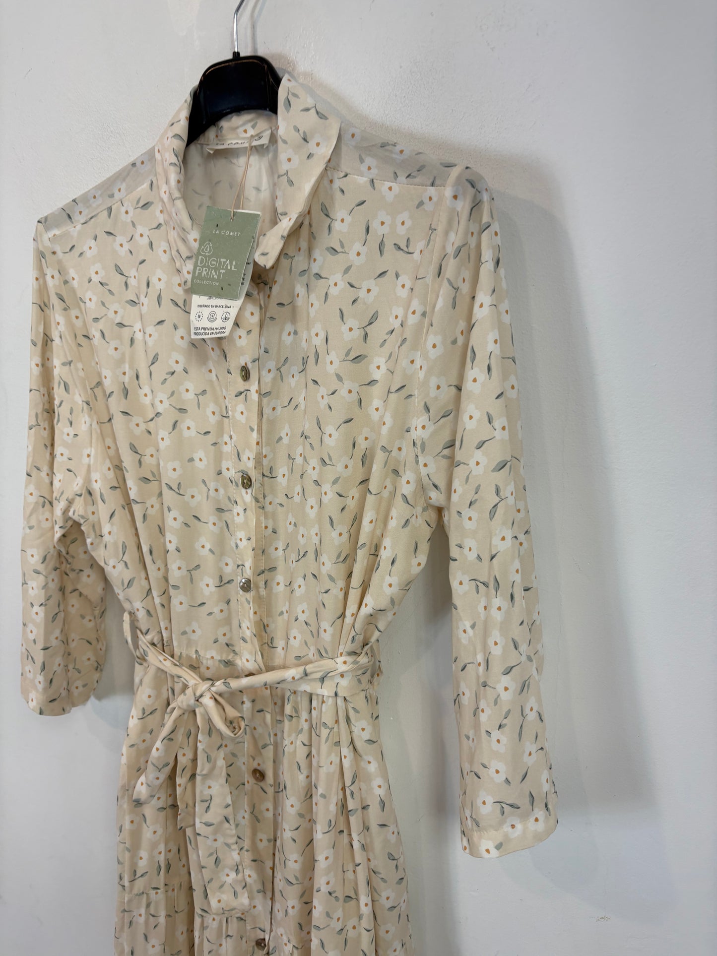 LA COMET. Vestido largo beige abotonado