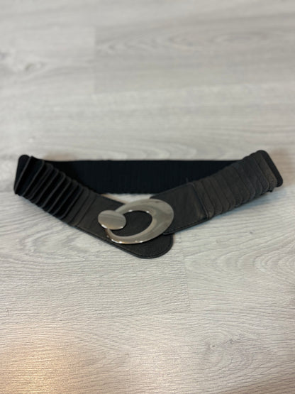 OTRAS. Cinturón negros hebilla ovalada