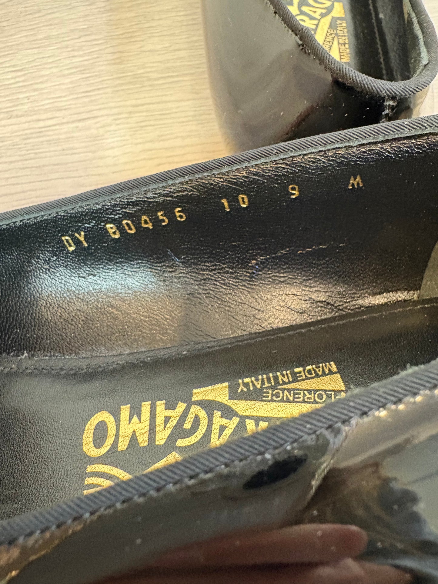 SALVATORE FERRAGAMO. Mocasines charol lazo