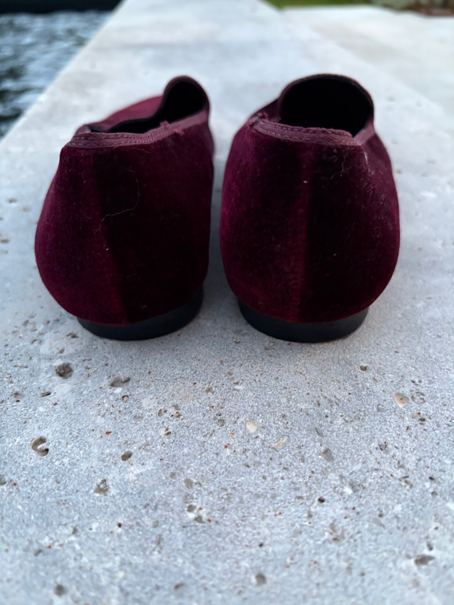 ZARA. Mocasines terciopelo burdeos