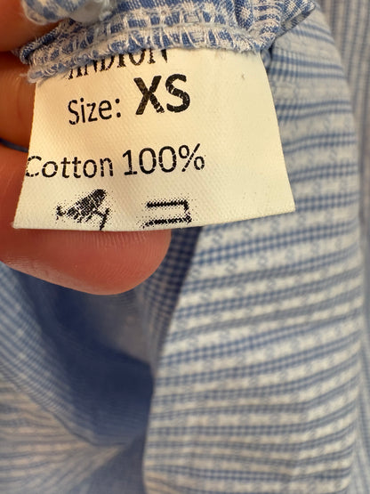 ANDION. Blusa azul detalle cuello