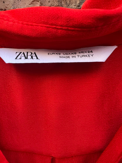 ZARA. Blusa roja satinada fluida. T XS (M)